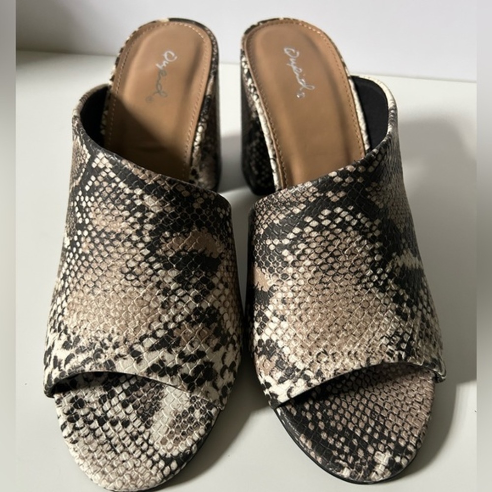 QUPID NEW Snakeskin Block Sandals - size 9
